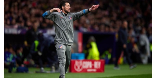 Diego Simeone wachtte tot de spelers voor het eerst bij de tunnel arriveerden Diego Simeone wachtte tot de spelers voor het eerst bij de tunnel arriveerden